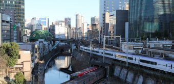 Gare d'Ochanomizu (Tokyo), spot de trains au pont Hijiri-bashi et lieu du film Suzume