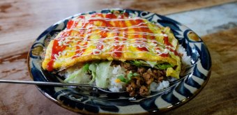 Assiette d'Okinawa Taco Rice avec omelette