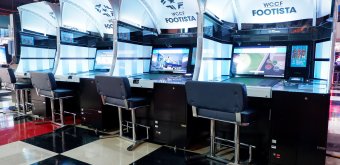 Bornes de jeux de football dans une salle d'arcade (Game Center) à Tokyo