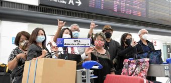 Groupe de touristes américains en circuit-test le 24 mai 2022 à l'aéroport de Narita (©Konosuke Urata via Nikkei Asia)