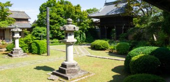 Genko-an (Kyoto), vue sur les jardins et la porte principale du temple