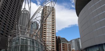 Musée des sciences d'Osaka, vue du bâtiment extérieur ainsi que du Musée national d'art
