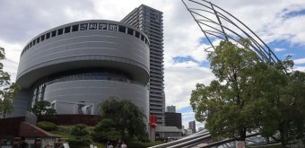 Musée des sciences d'Osaka, vue du bâtiment extérieur ainsi que du Musée national d'art 2
