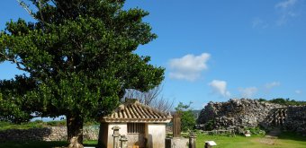 Château de Nakijin (Okinawa Honto), petit sanctuaire dans l'enceinte Honmaru réservée au donjon