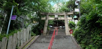 Washio Atago-jinja (Fukuoka), escalier et portique Torii dans l'enceinte du sanctuaire 2