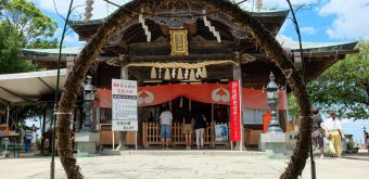 Washio Atago-jinja (Fukuoka), cercle pour le rituel de purification Chinowa Kuguri devant le pavillon principal du sanctuaire