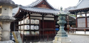 Gokonomiya-jinja (Kyoto), offrandes de saké au sanctuaire 