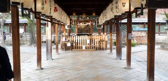 Gokonomiya-jinja (Kyoto), passage abrité vers le pavillon principal Honden