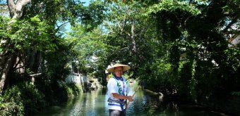 Yanagawa (Fukuoka), batelier de la croisière Kawakudari sur les canaux