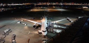 Aéroport de Haneda (Tokyo), Vue nocturne sur les avions et le tarmac