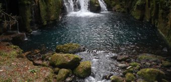 Gorge de Kikuchi (Kumamoto), vue sur une cascade à la fin de l'automne 2