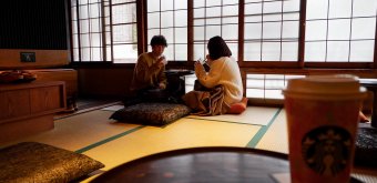 Starbucks Kyoto Ninenzaka Yasaka Chaya, salon en tatami pour consommer sur place 3