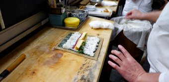 Hatsumi Zushi Honten (Fukui), atelier de confection d'un sushi futomaki