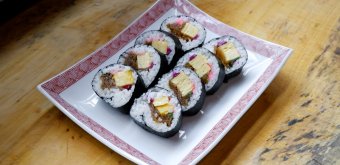 Hatsumi Zushi Honten (Fukui), assiette de sushi futomaki traditionnel