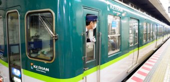 Gare de Yodoyabashi (Osaka), train Keihan à quai