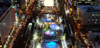 Tour de télévision de Sapporo, vue nocturne sur le parc Odori pendant le festival Yuki Matsuri en février 2