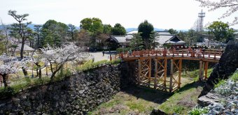 Château de Koriyama (Nara), pont Gokuraku-bashi au-dessus des douves