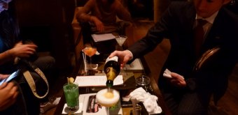 Roppongi Hills (Tokyo), table en soirée au bar Maduro