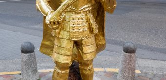 Rue à Nagoya, statue dorée de Oda Nobunaga avec une arme à feu