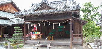 Achi-jinja (Kurashiki), pavillon avec scène de théâtre No