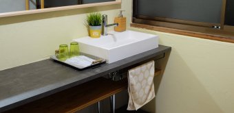 La toile (Mitoyo, Shikoku), vue sur la salle de bains côté lavabo