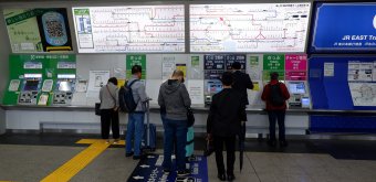 Panneaux d'indication des trains et bornes automatiques en gare