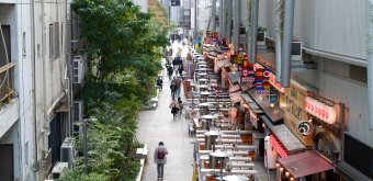 Parc Miyashita (Tokyo), vue sur les izakaya alignés du Shibuya Yokocho