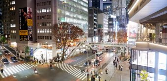 Parc Miyashita (Tokyo), vue sur le complexe depuis la route à Shibuya de nuit