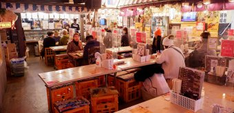 Parc Miyashita (Tokyo), bar izakaya du Shibuya Yokocho de nuit 2
