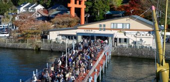 Hakone (Kanagawa), embarcadère du lac Ashi en novembre 2023