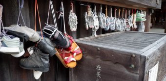 Kuon-ji (Minobu), offrandes de chaussures de fidèles devant la porte Sanmon