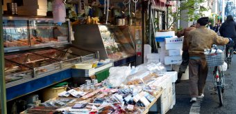 Yanaka Ginza (Tokyo), étals de produits frais dans la rue commerçante