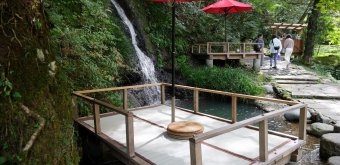 Gorges de Kakusenkei (Yamanaka Onsen), salon de thé au bord de la rivière Kakusenkei Kawadoko 3