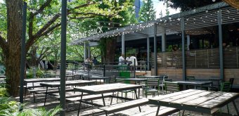 Meiji Jingu Gaien (Tokyo), terrasse du café et restaurant SHAKE SHACK Gaien