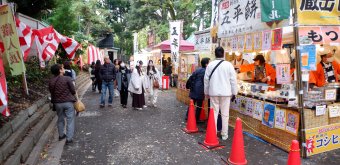 Meiji Jingu Gaien (Tokyo), stands éphémères près de Icho Namiki à l'automne