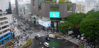 Tokyu Plaza Harajuku (Harakado), vue en hauteur sur le carrefour de Jingumae un jour de pluie