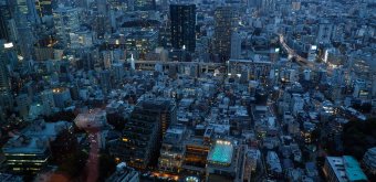 Azabudai Hills (Tokyo), vue panoramique sur la ville depuis l'étage 34F de la tour Mori JP Tower