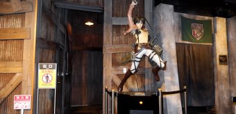Tokyo Joypolis (Odaiba), décor de l'attraction Attack on Titan THE ATTRACTION