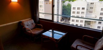 Yamatoya Honten (Matsuyama), balcon fermé de la chambre japonaise avec vue sur l'extérieur