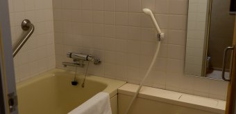 Yamatoya Honten (Matsuyama), salle de bains de la chambre japonaise standard du ryokan