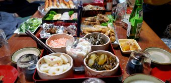 Cuisine Osechi ryori, table dressée avec les plats japonais du Nouvel An