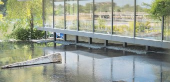 Musée d'art Fukuda (Kyoto), Vue sur le plan d'eau du jardin contemporain