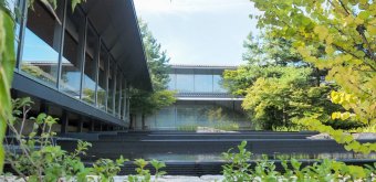 Musée d'art Fukuda (Kyoto), Vue sur le musée depuis le jardin contemporain