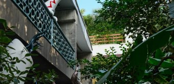 Musée Mémorial Taro Okamoto (Tokyo), Vue sur l'étage de la maison-atelier depuis le jardin