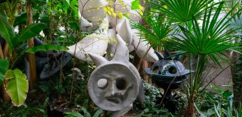 Musée Mémorial Taro Okamoto (Tokyo), Groupe de sculptures dans la végétation du jardin