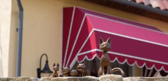 Ghibli Park (Nagoya), statues de Jiji et sa famille dans la Vallée des Sorcières