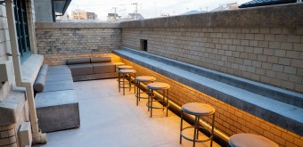 Hôtel Marufukuro (Kyoto), Espace extérieur du bar de l'hôtel