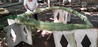 Tokiwadai Tenso-jinja (Tokyo), fabrication de l'anneau Chinowa pour Nagoshi no Harae en juin