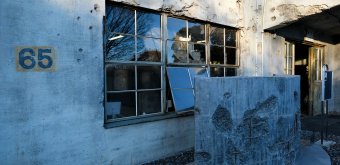 Ancienne sous-station de l'usine Hitachi Aircraft de Tachikawa (Tokyo), Détail de la façade et fragment du château d'eau de l'usine