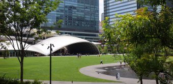 Grand Green Osaka (Umeda), vue sur le plan d'eau et l'auvent du parc Umekita en été 2